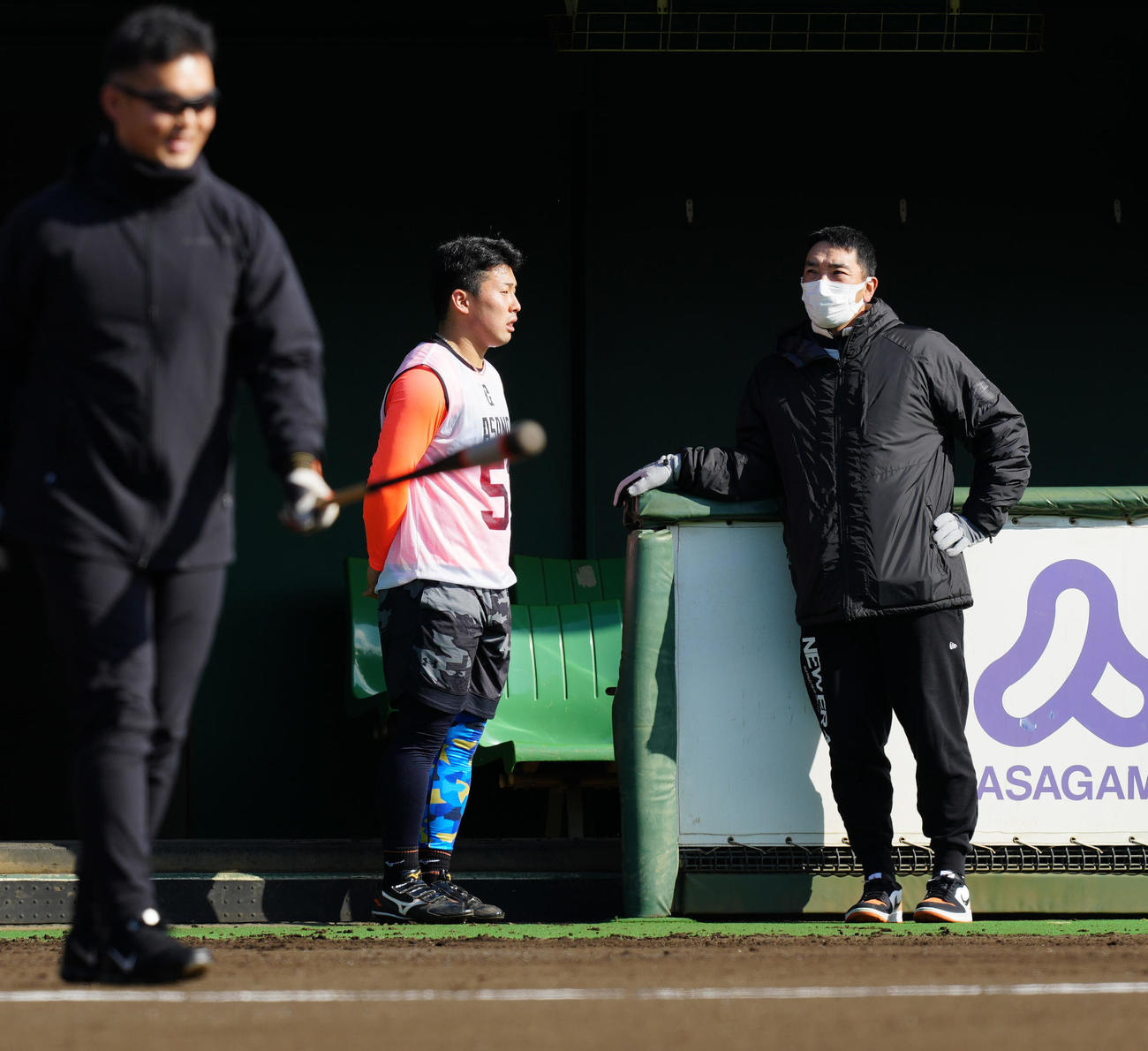 新人合同自主トレ中、巨人阿部ヘッド兼バッテリーコーチ（右）の話を聞くドラフト1位の浅野（撮影・江口和貴）