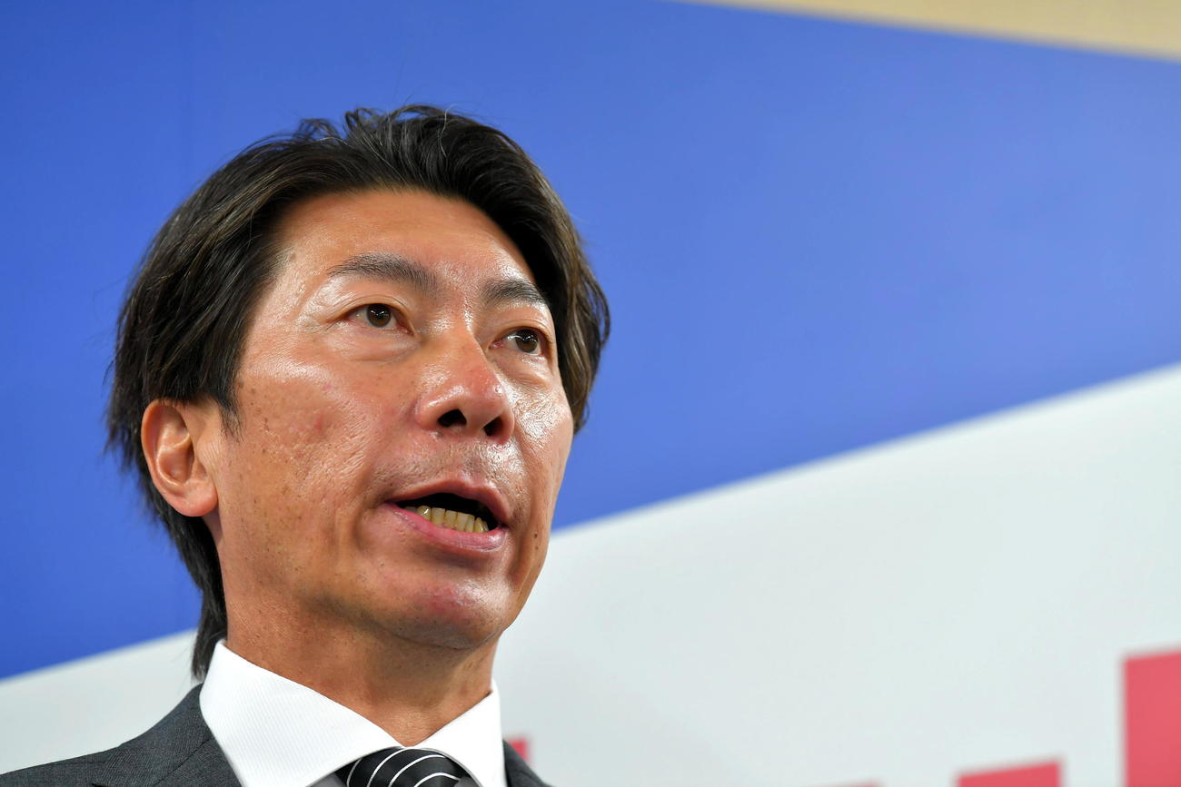 1、2軍合同スタッフ会議後、取材に応じるヤクルト高津臣吾監督