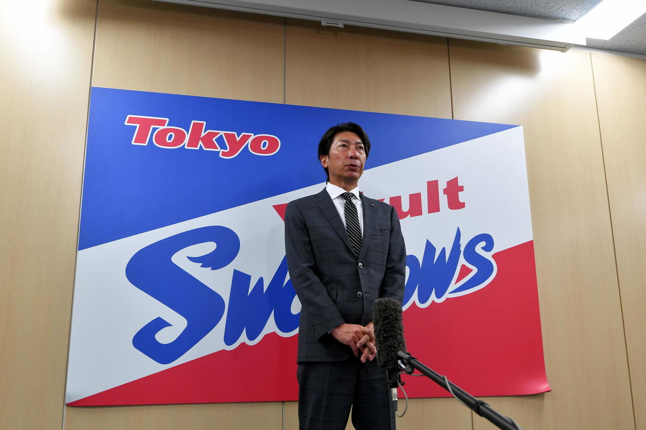 1、2軍合同スタッフ会議後、取材に応じるヤクルト高津臣吾監督