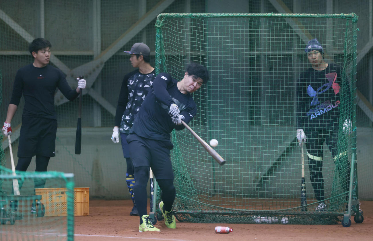 打撃練習をする阪神佐藤輝。右は柳田（撮影・加藤孝規）