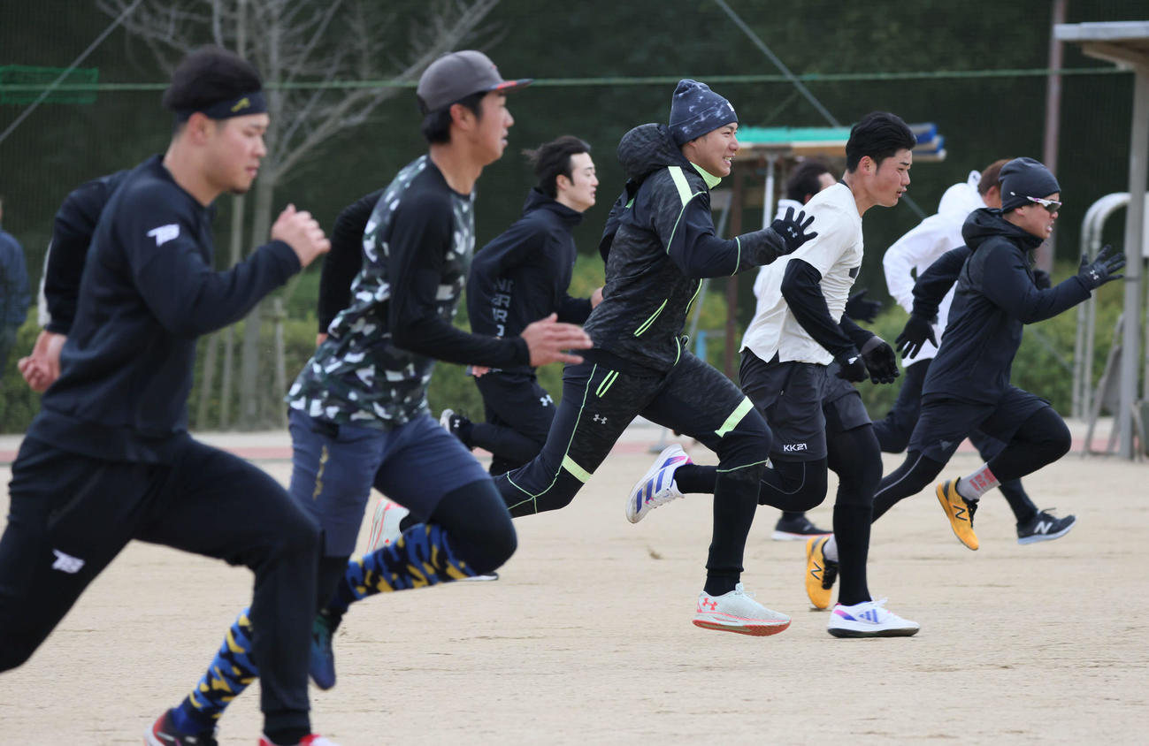 走り込むソフトバンク柳田（中央）、日本ハム清宮（右から3人目）、阪神佐藤輝（左端）ら（撮影・加藤孝規）