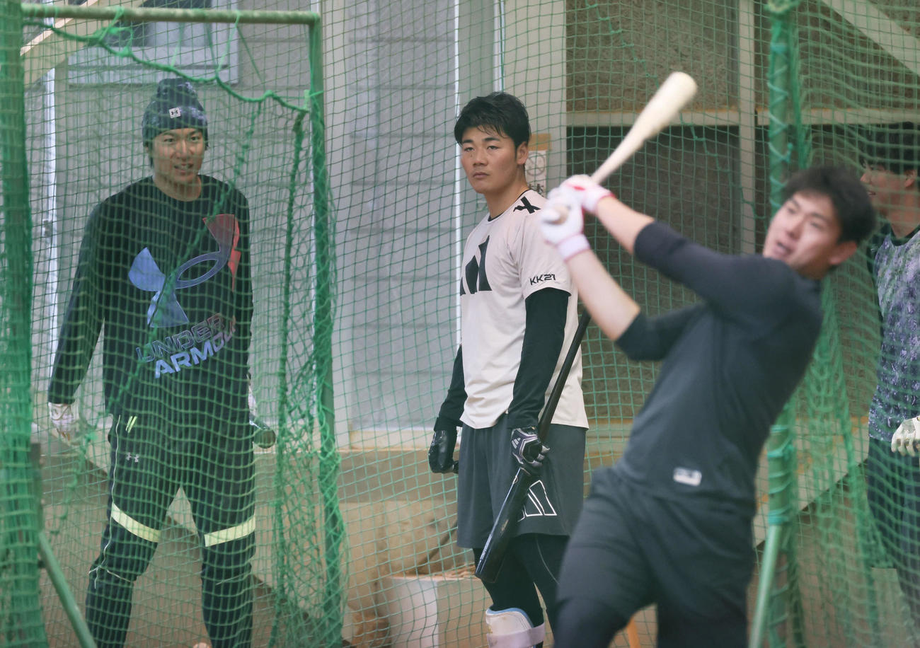 ソフトバンク柳田合同自主トレ　打撃練習の合間に柳田と話し合う日本ハム清宮（中央）。右はロッテ安田（撮影・加藤孝規）