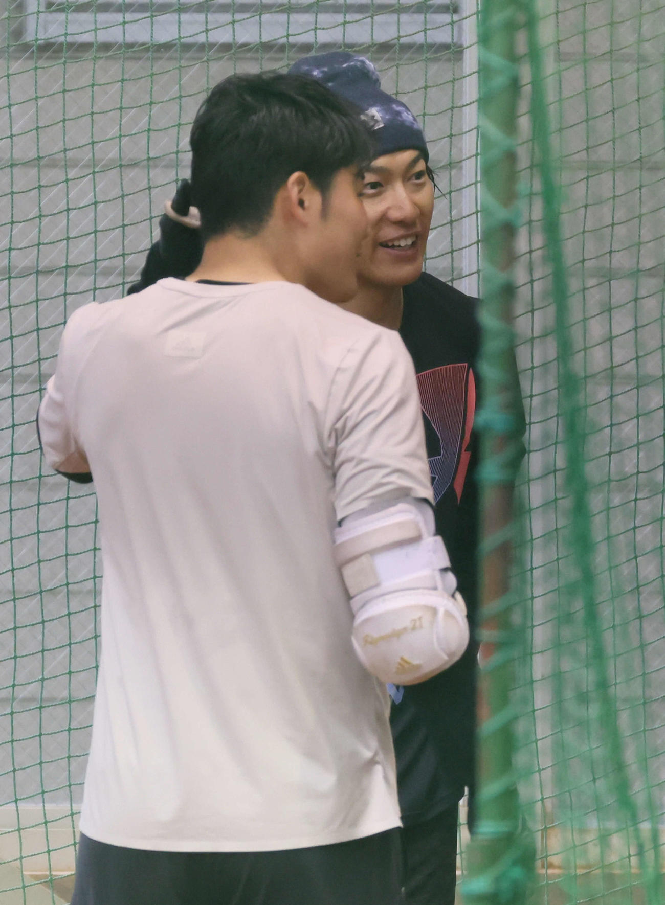 ソフトバンク柳田合同自主トレ　打撃練習の合間に柳田と話し合う日本ハム清宮（手前）（撮影・加藤孝規）