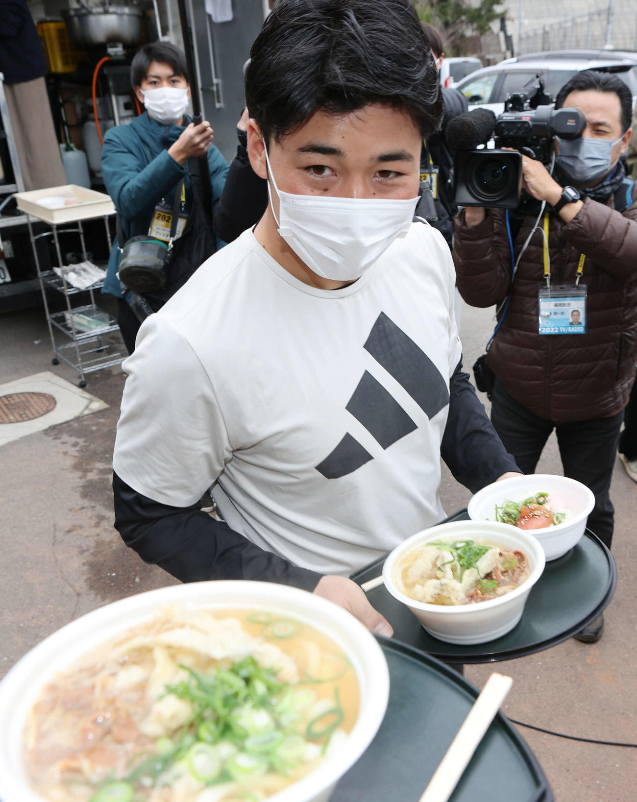 ソフトバンク柳田合同自主トレ　立花うどんを運ぶ清宮（撮影・加藤孝規）