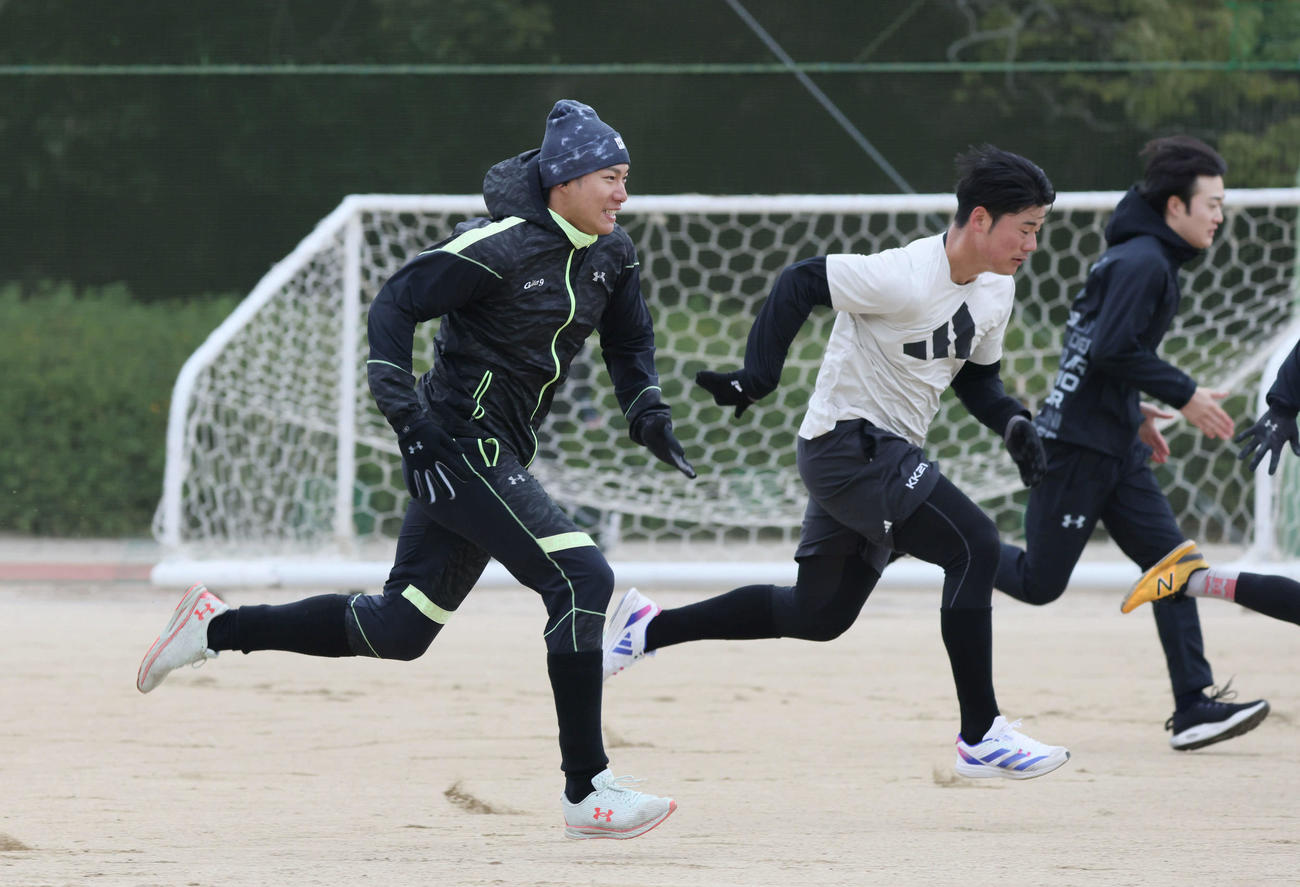 ソフトバンク柳田合同自主トレ　走り込む柳田（左）と日本ハム清宮（左から2人目）ら（撮影・加藤孝規）