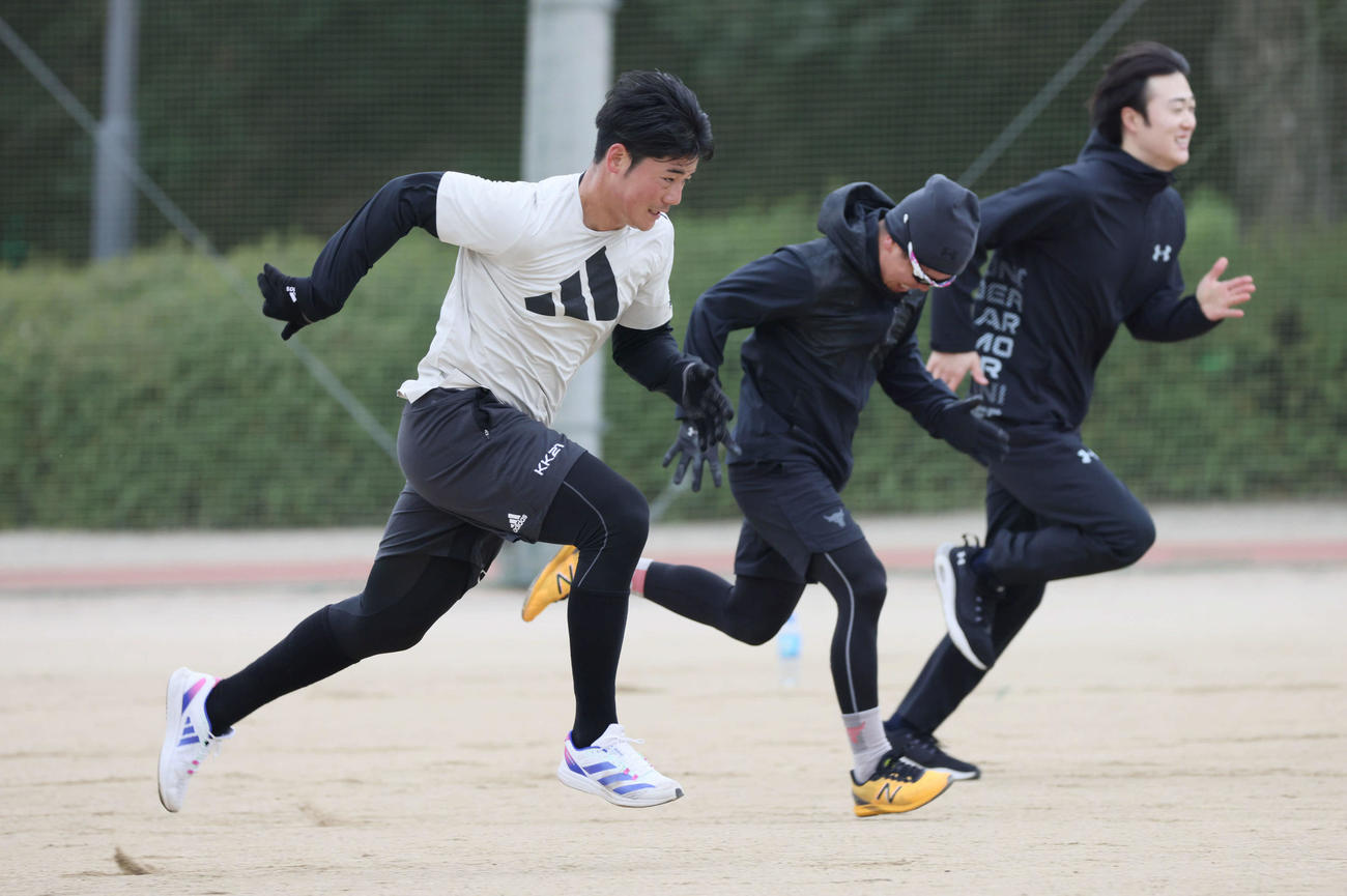 ソフトバンク柳田合同自主トレ　走り込む日本ハム清宮（左）ら（撮影・加藤孝規）