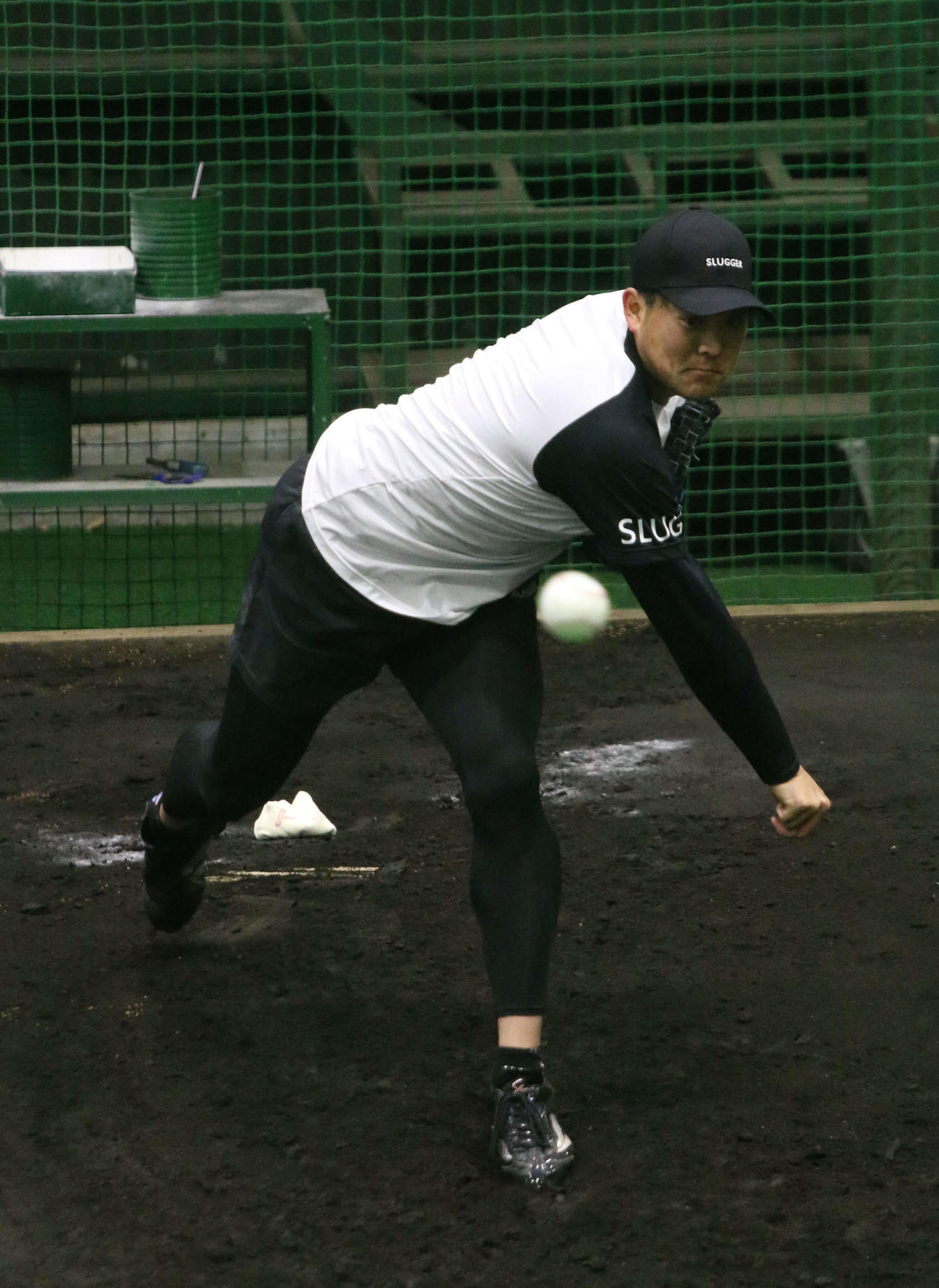 千葉・鎌ケ谷の室内練習場にあるブルペンで投球練習をする日本ハム斎藤友（撮影・木下大輔）