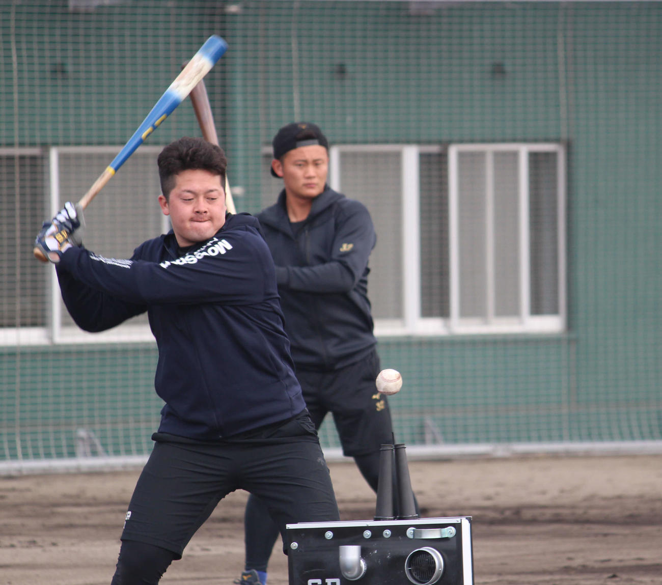 空気で浮いたボールでロングティー打撃するDeNA牧（撮影・久保賢吾）