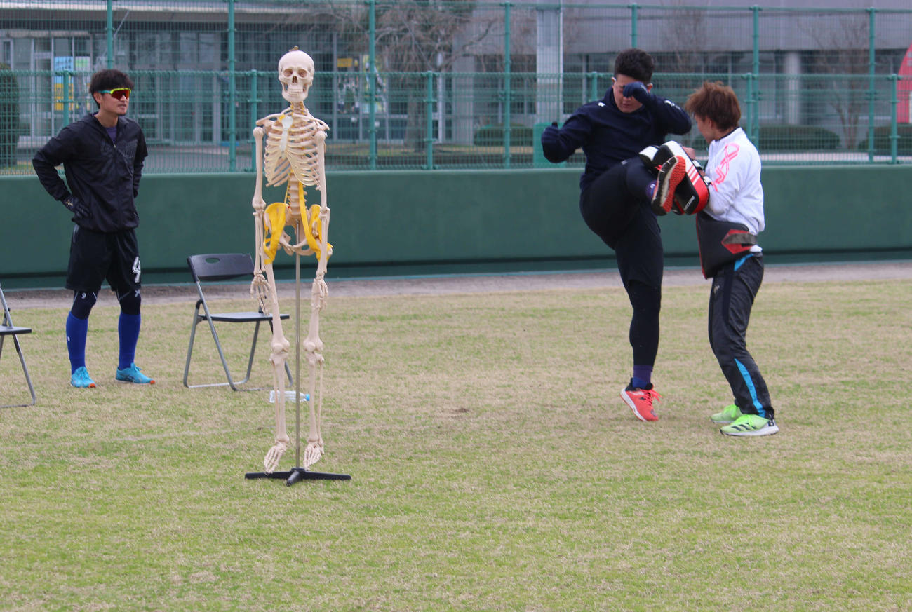 人体骨格模型で強化する部位をイメージしながら、キックボクシングするDeNA牧（撮影・久保賢吾）