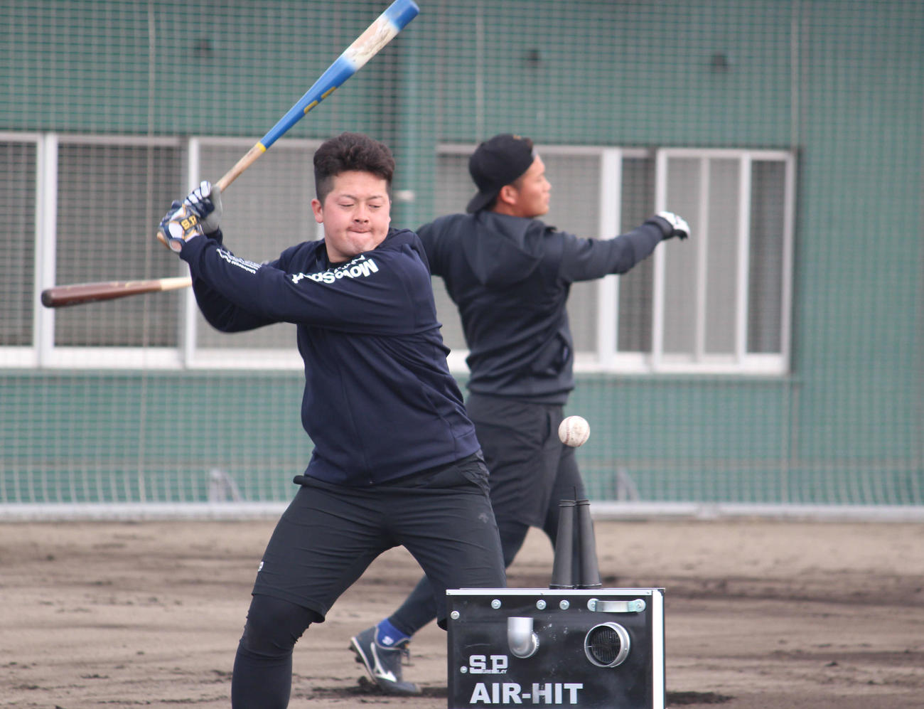空気で浮いたボールでロングティー打撃するDeNA牧（撮影・久保賢吾）