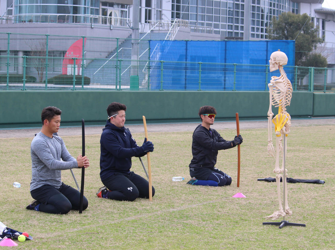 人体骨格模型で強化する部位をイメージしながら、木刀を使ったトレーニングをする、左からDeNA益子、牧、大和（撮影・久保賢吾）