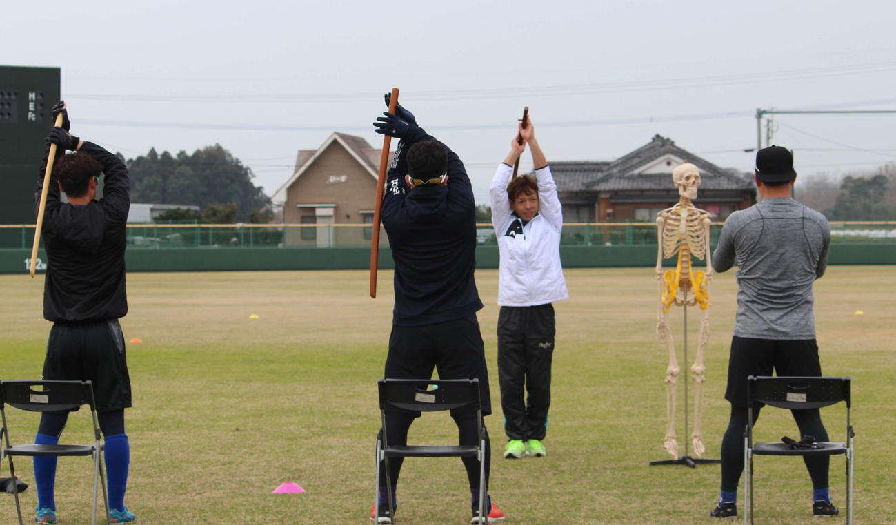 人体骨格模型で強化する部位をイメージしながら、木刀を使ったトレーニングをする左からDeNA大和、牧、益子（撮影・久保賢吾）