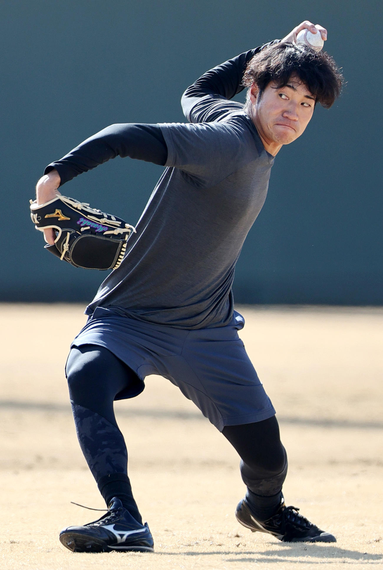 鳴尾浜球場で自主トレする岩田（撮影・上山淳一）