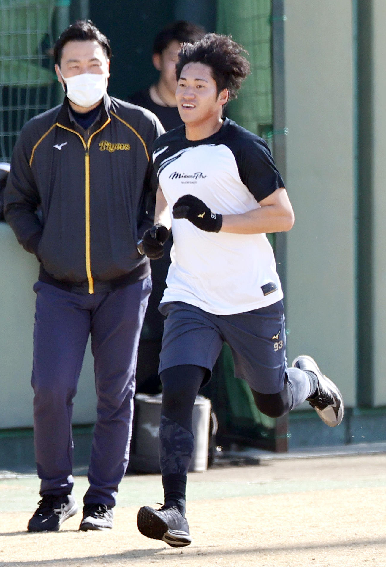 鳴尾浜球場で自主トレする岩田（撮影・上山淳一）