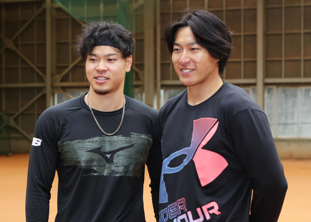 阪神佐藤輝（左）と柳田（撮影・加藤孝規）