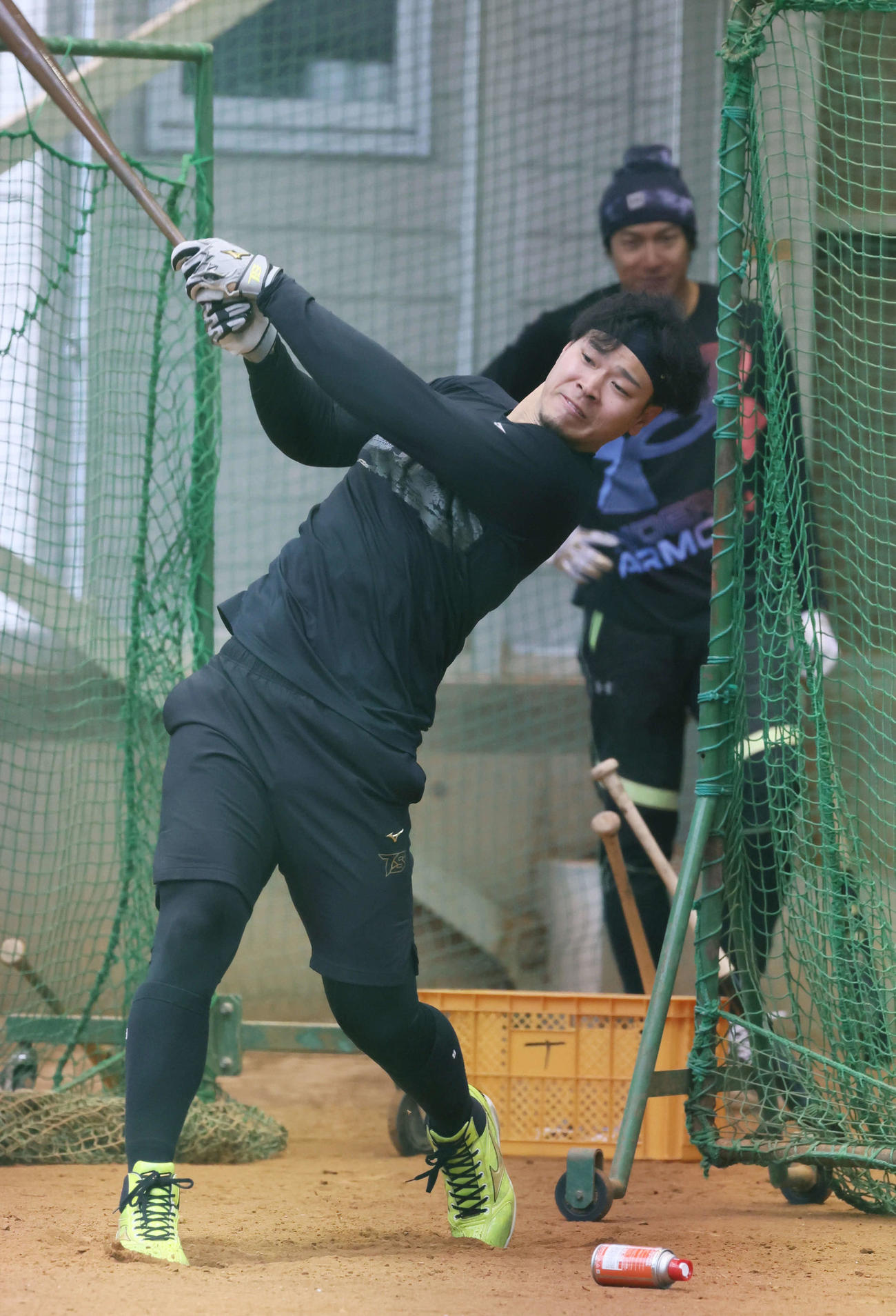 打撃練習をする阪神佐藤輝。後方は柳田（撮影・加藤孝規）