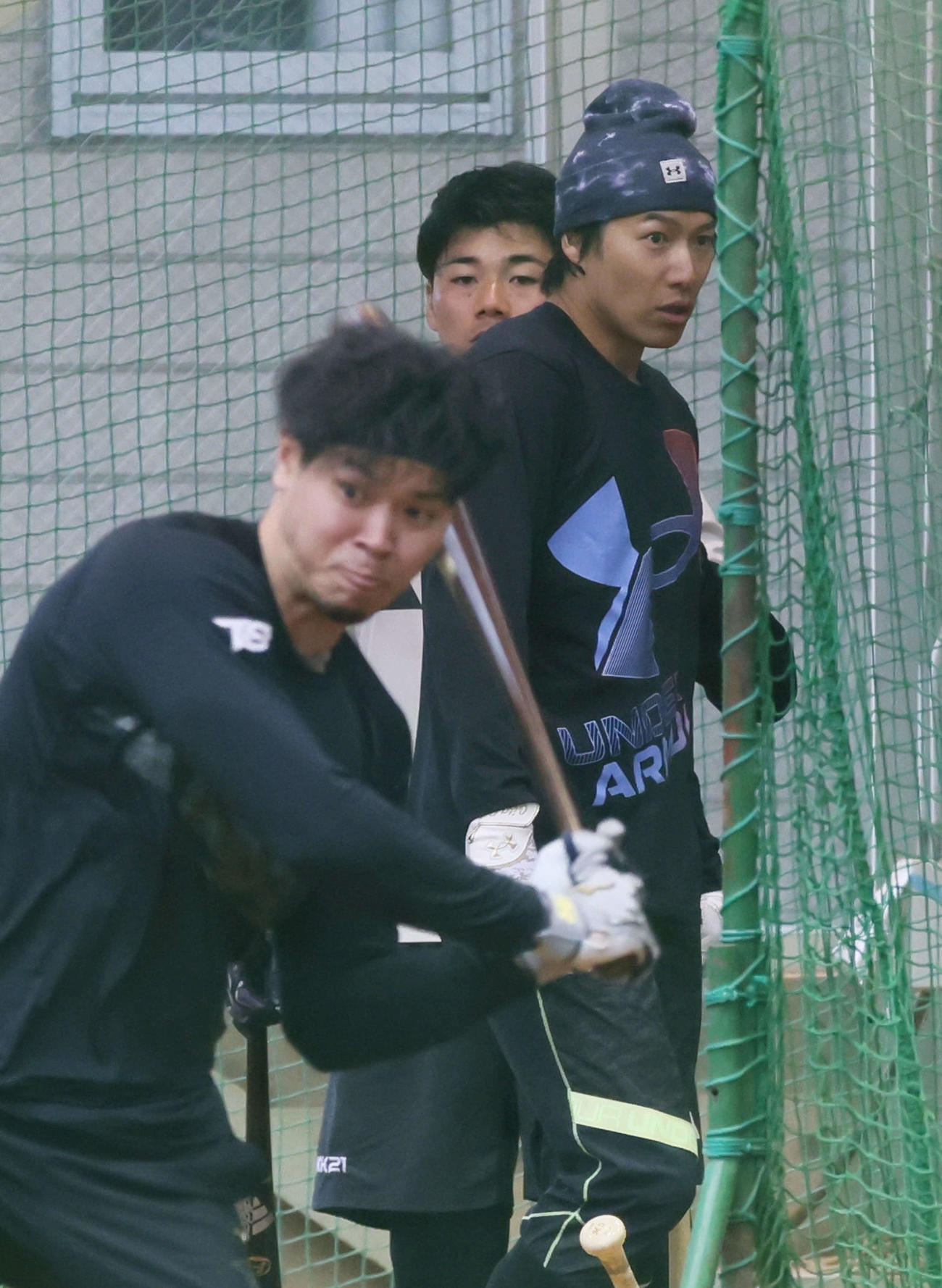 ソフトバンク柳田合同自主トレ　打撃練習をする阪神佐藤輝（左手前）と柳田、日本ハム清宮（後ろ）（撮影・加藤孝規）