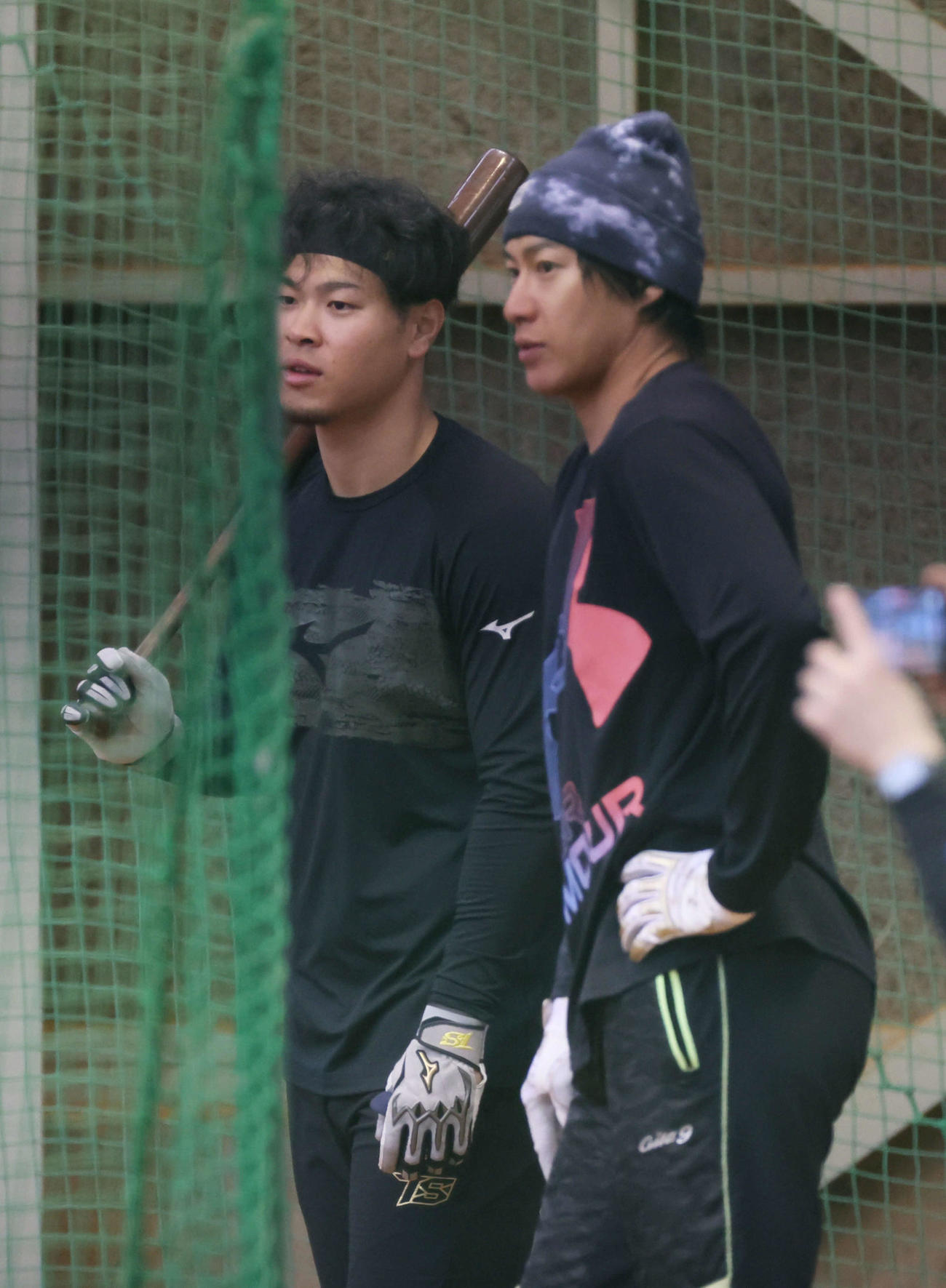打撃練習の合間に柳田（右）と話し合う阪神佐藤輝（撮影・加藤孝規）