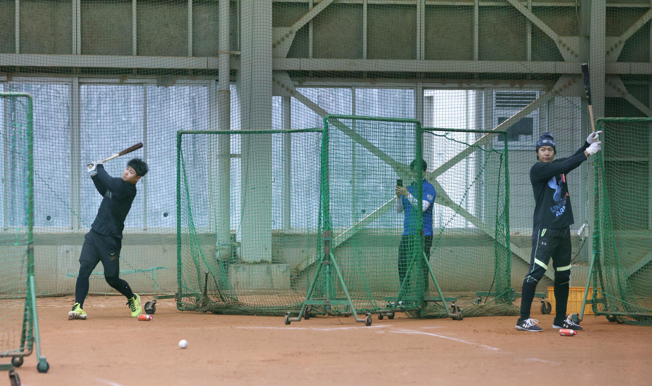 ソフトバンク柳田合同自主トレ　打撃練習をする阪神佐藤輝（左）と柳田（撮影・加藤孝規）