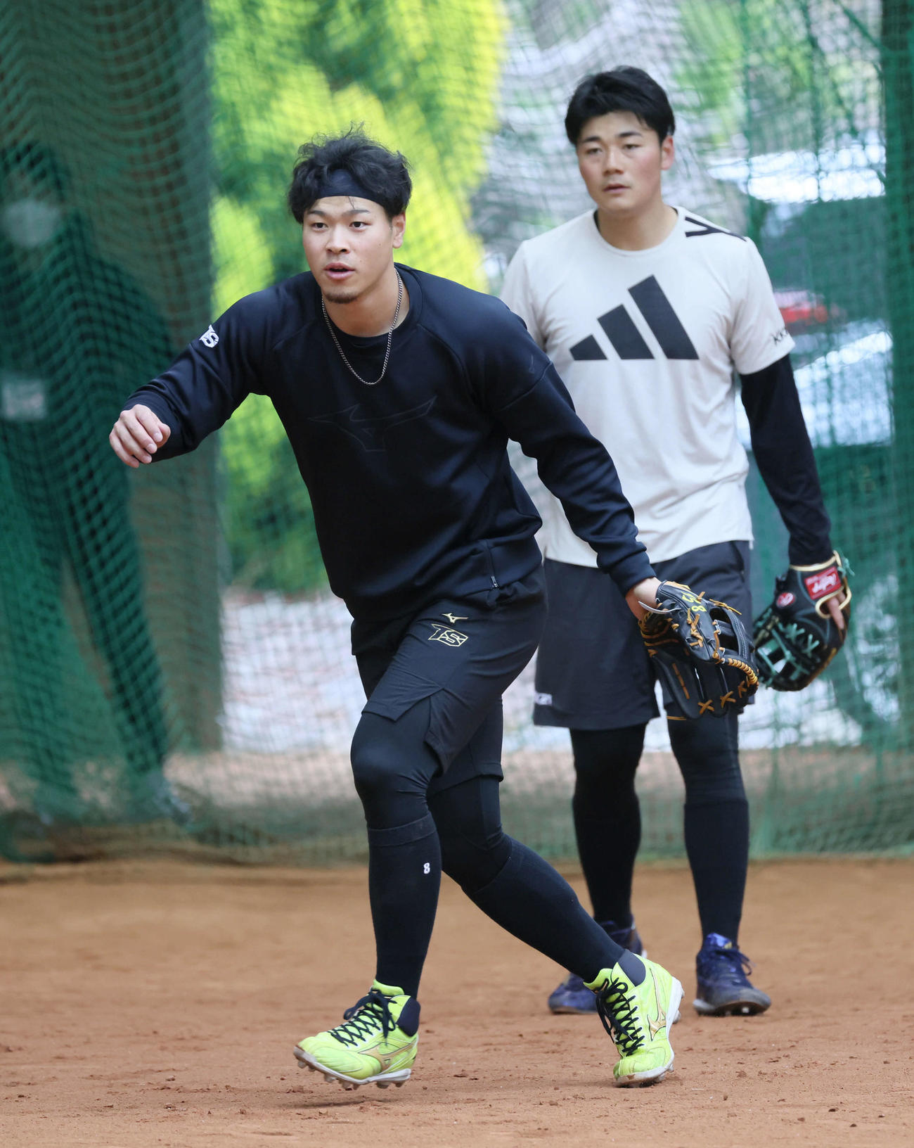 ソフトバンク柳田合同自主トレ　ノックを受ける阪神佐藤輝。後ろは日本ハム清宮（撮影・加藤孝規）