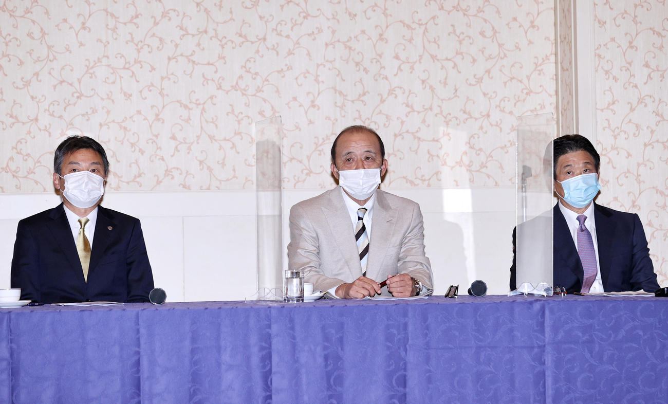 合同スタッフ会議に臨む、左から百北社長、岡田監督、平田ヘッドコーチ（撮影・上山淳一）