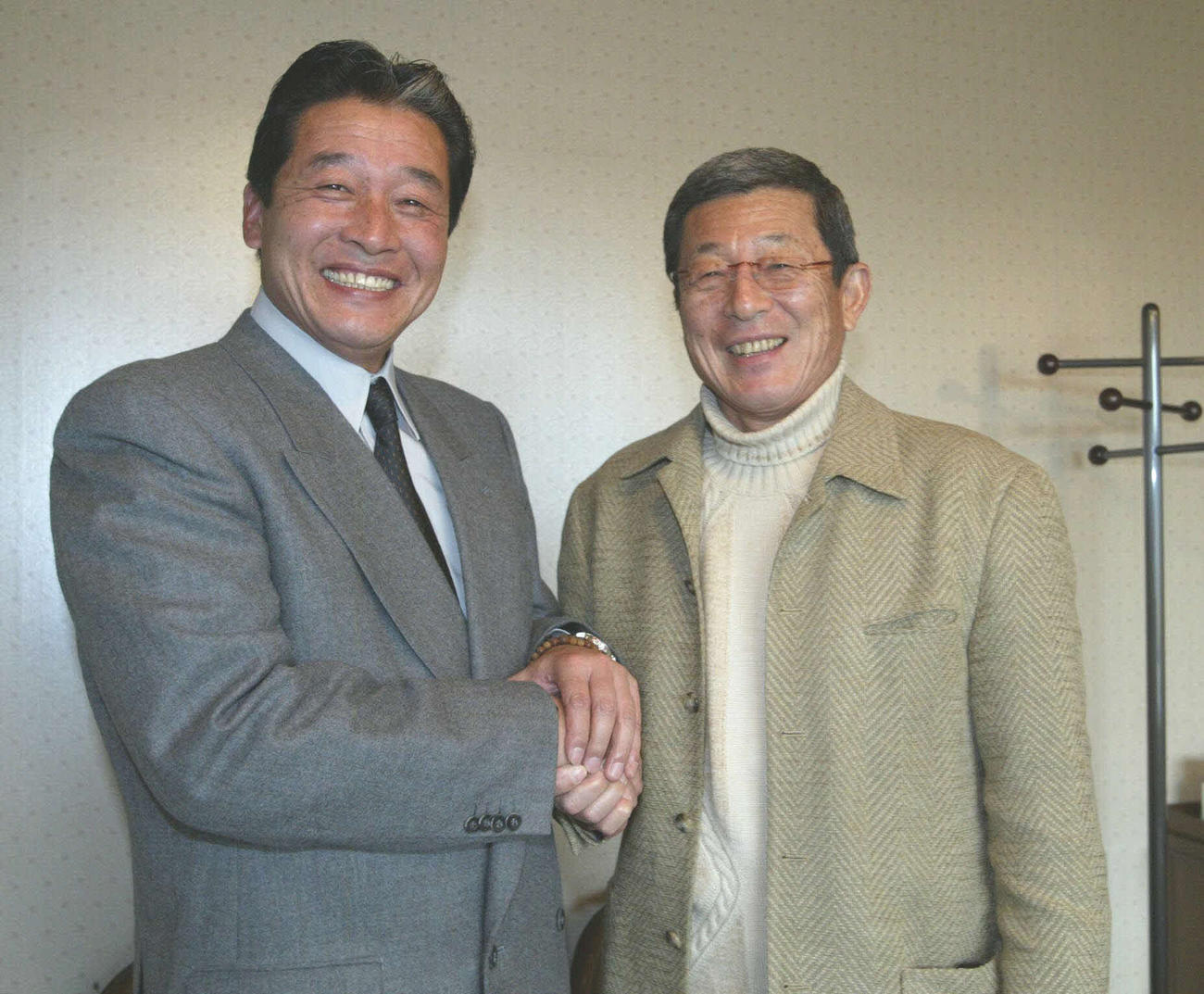 05年1月、オリックス仰木監督（右）を激励する梨田氏