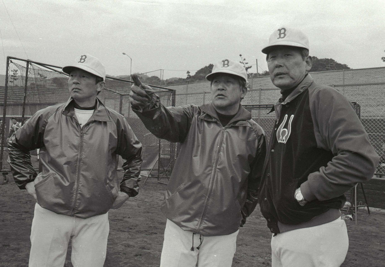 1977年、練習で話し合う近鉄首脳陣。左から仰木コーチ、西本幸雄監督、関口清治コーチ