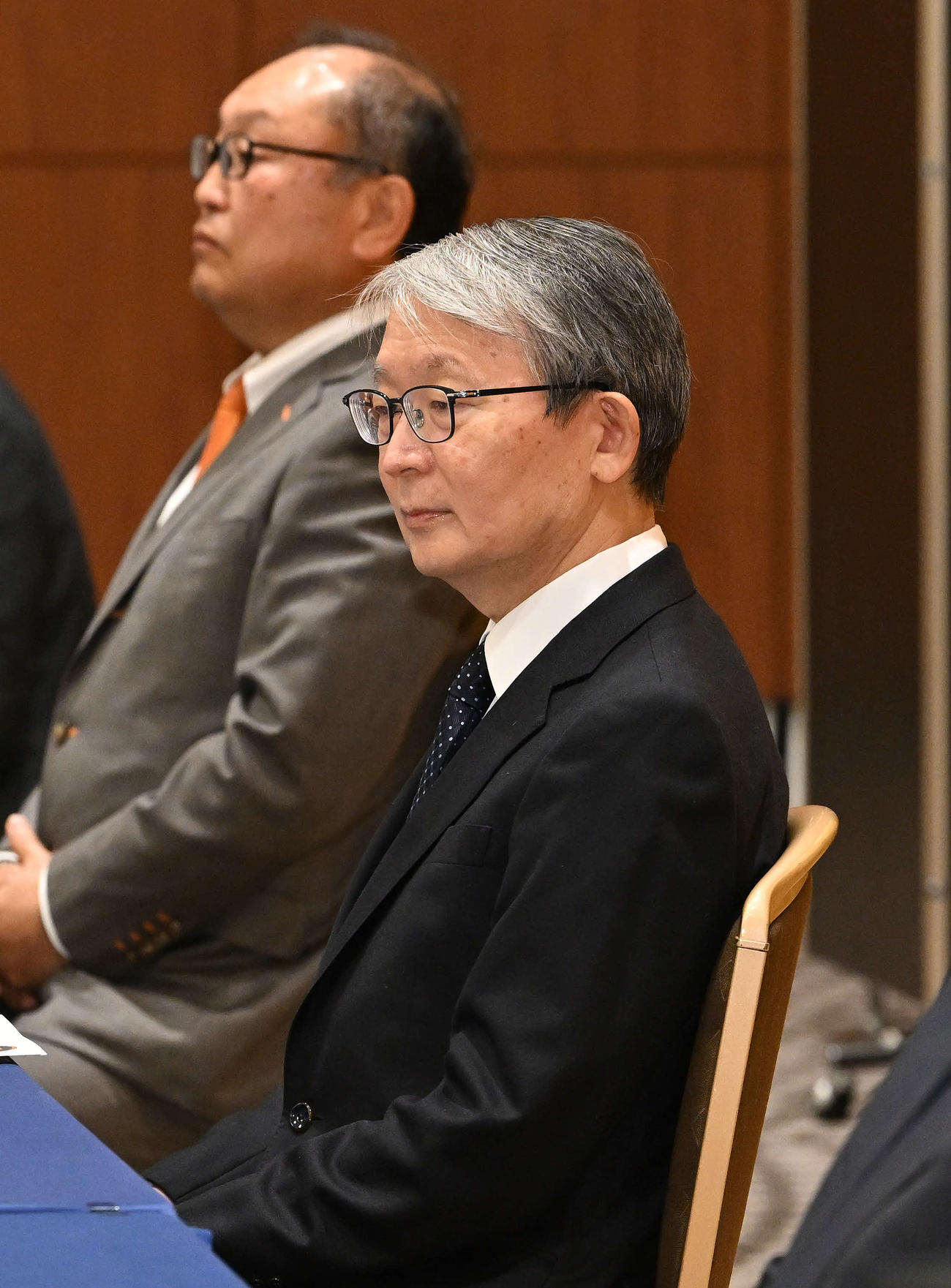 巨人スタッフミーティングに臨む山口取締役オーナー（手前）と今村代表取締役社長（撮影・滝沢徹郎）