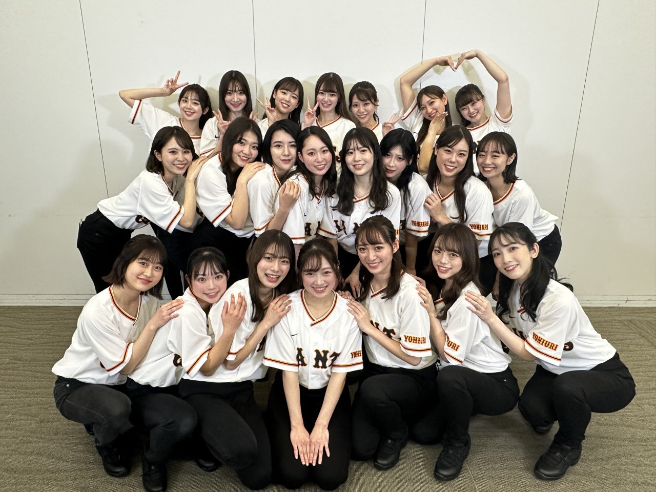 23年シーズンのメンバーが決定した巨人の公式マスコットガール「ヴィーナス」（球団提供）