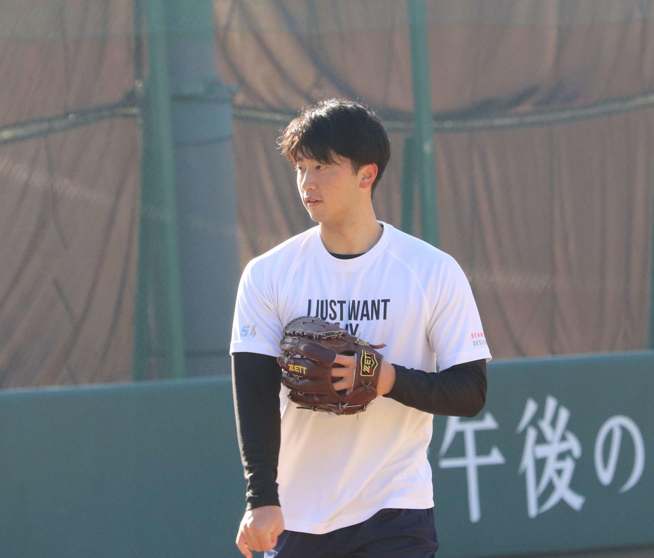 快晴のジャイアンツ球場でキャッチボールをする巨人直江（撮影・小早川宗一郎）