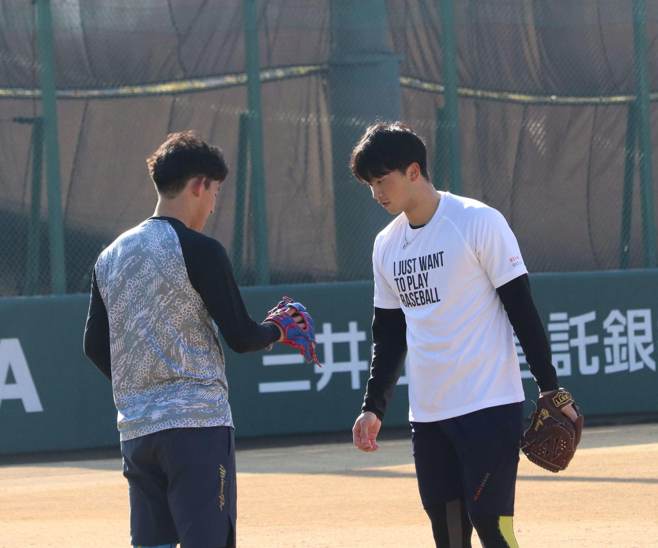 快晴のジャイアンツ球場でキャッチボールを行った巨人直江（右）と石田（撮影・小早川宗一郎）