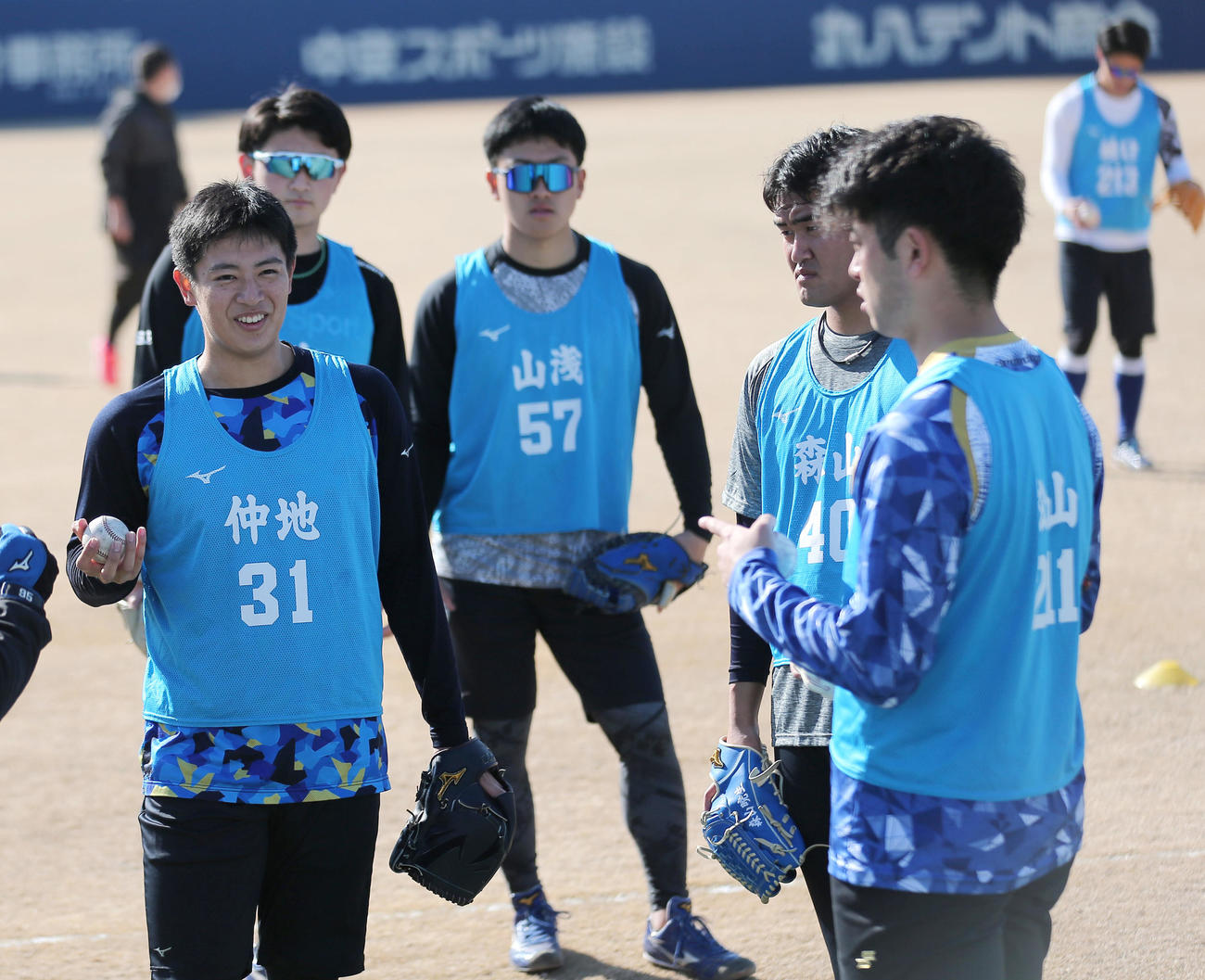 新人合同自主トレで汗を流す、左から仲地、野中、山浅、森山、松山（撮影・上山淳一）
