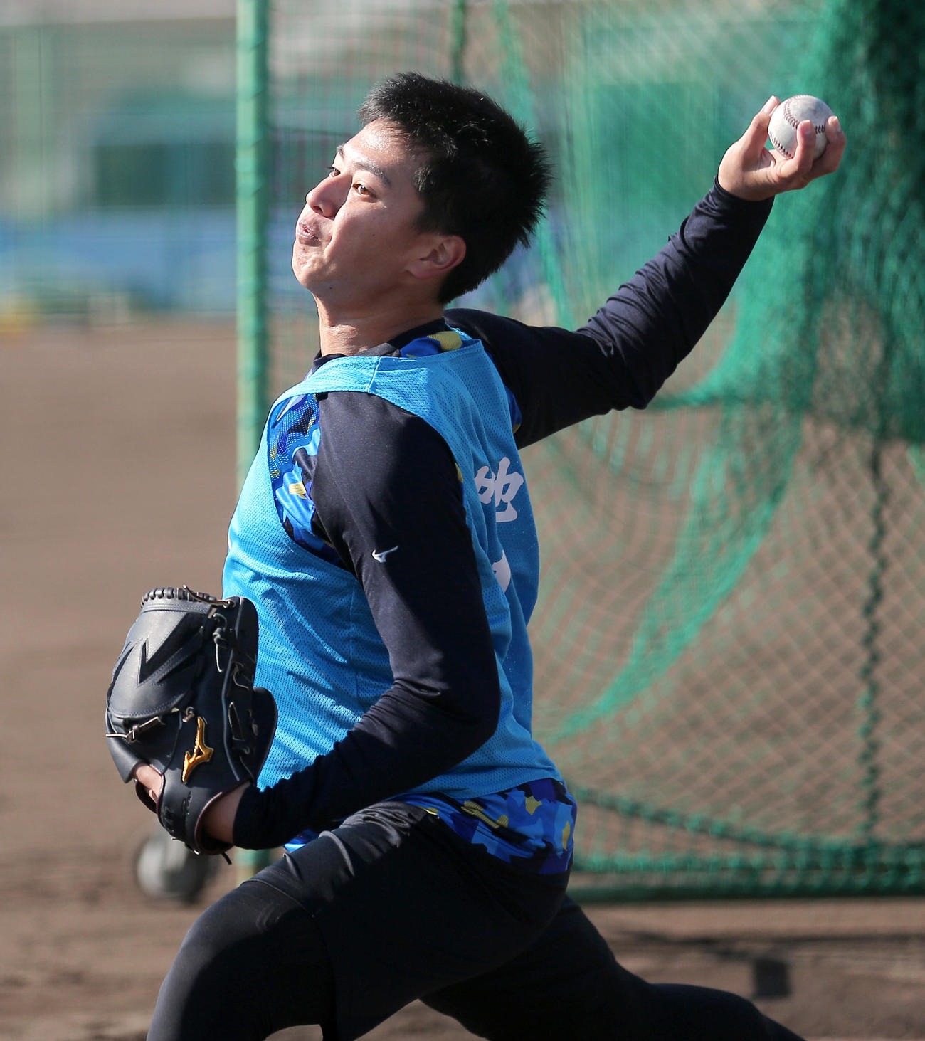 ブルペンで投げ込む仲地（撮影・上山淳一）