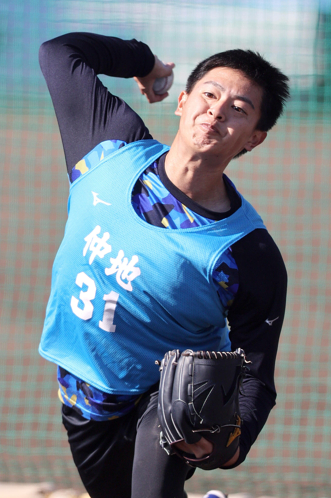 ブルペンで投げ込む仲地（撮影・上山淳一）