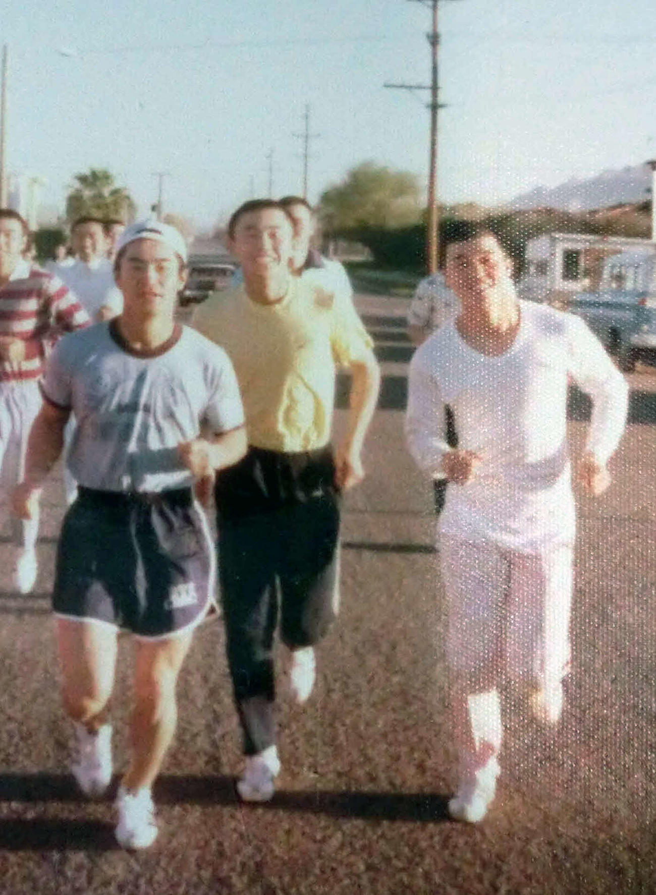 早大時代の米国遠征でランニングする阪神岡田監督（右）、宇佐美氏（右から2人目）、元阪神の金森氏（右から3人目）