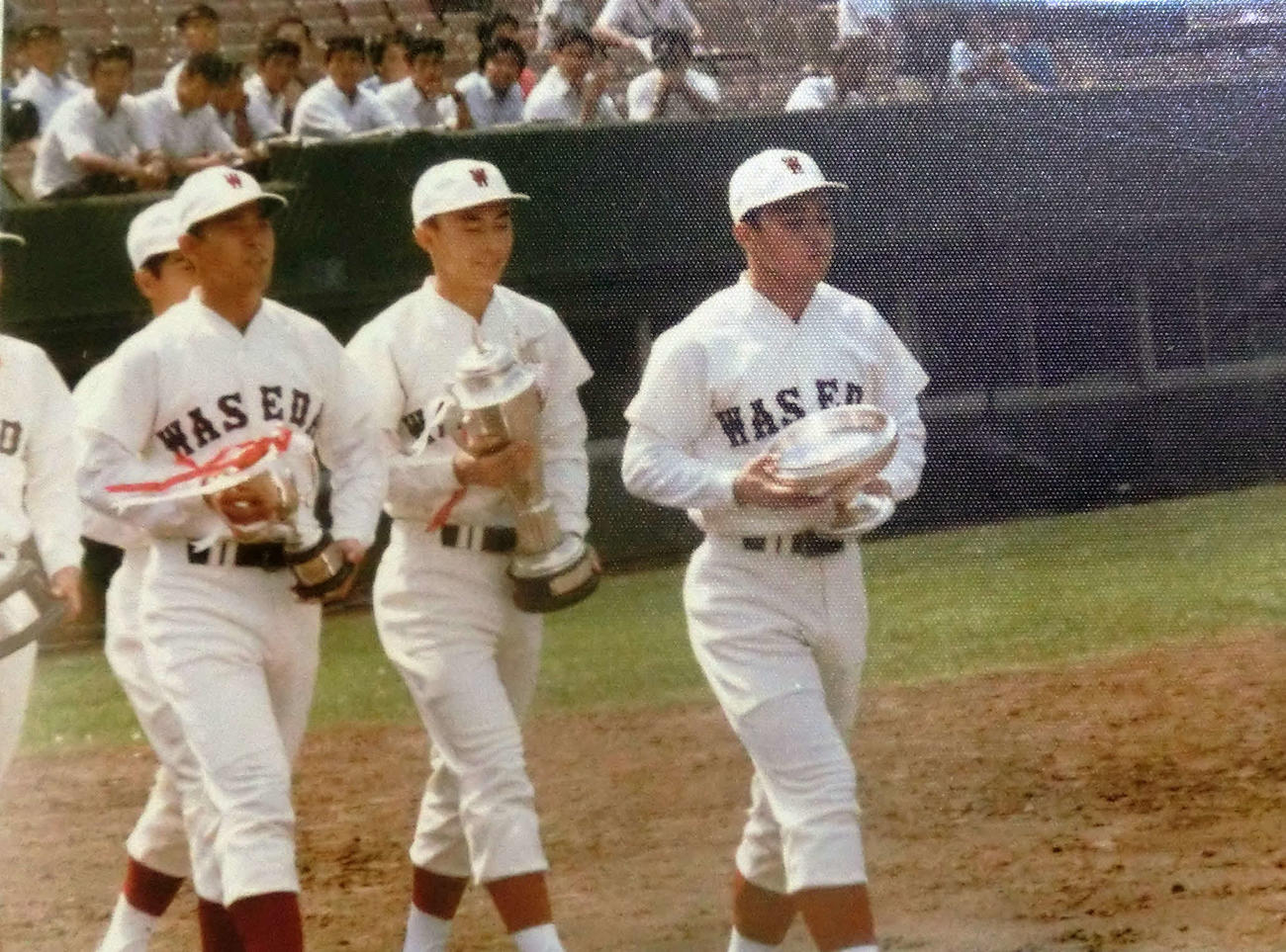 早大時代の岡田監督（右）と小松高・宇佐美氏（右から2人目）