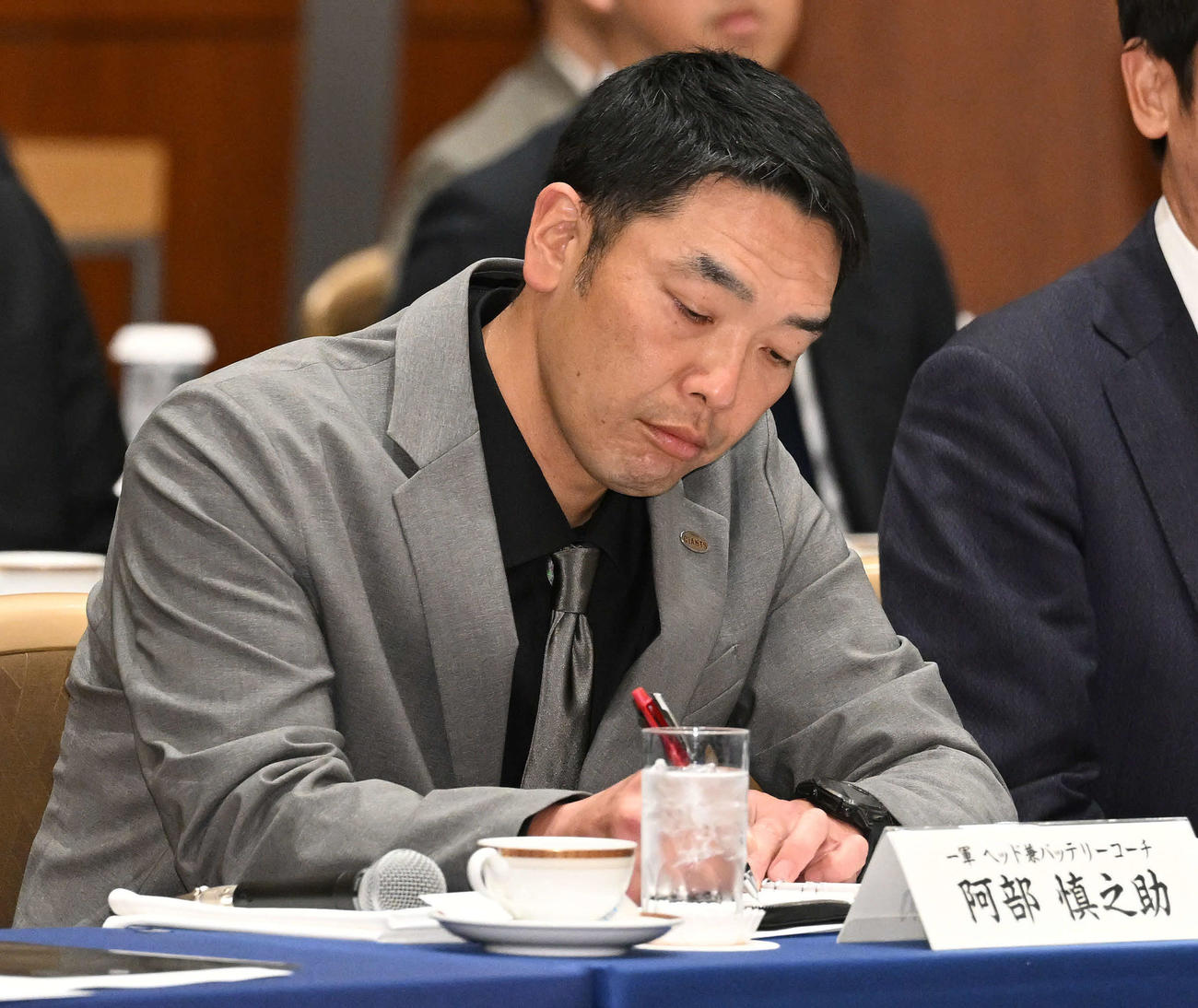 巨人スタッフミーティングに臨む阿部ヘッド兼バッテリーコーチ（撮影・滝沢徹郎）