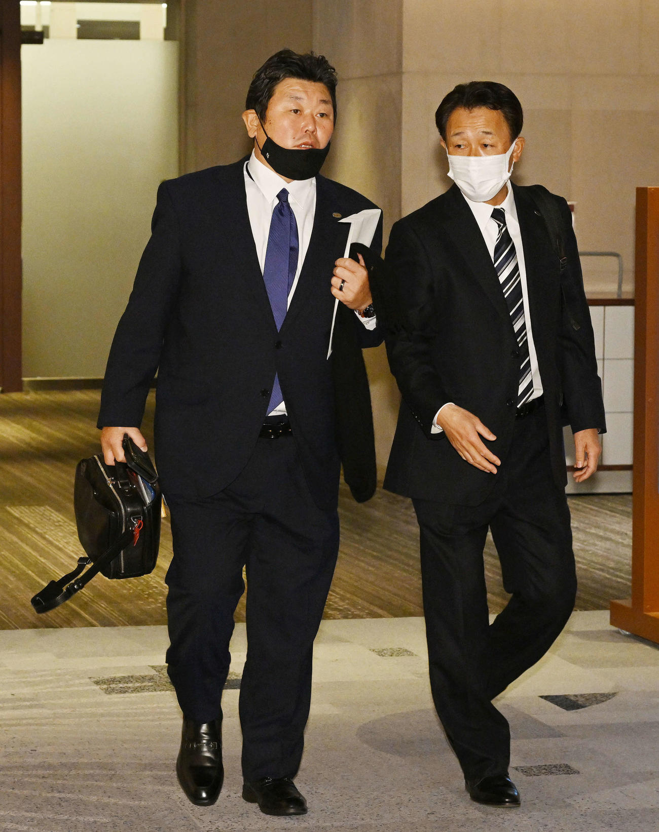 巨人スタッフミーティングの休憩で会場を出る大久保打撃チーフコーチ（左）と川相統合コーチ（撮影・滝沢徹郎）