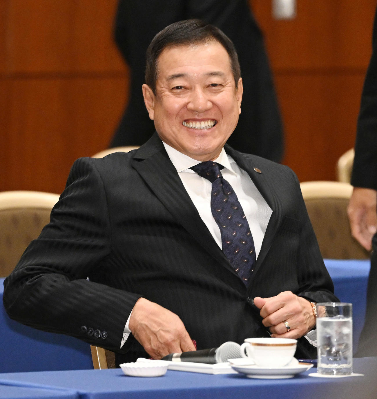 巨人スタッフミーティングに臨む原監督（撮影・滝沢徹郎）