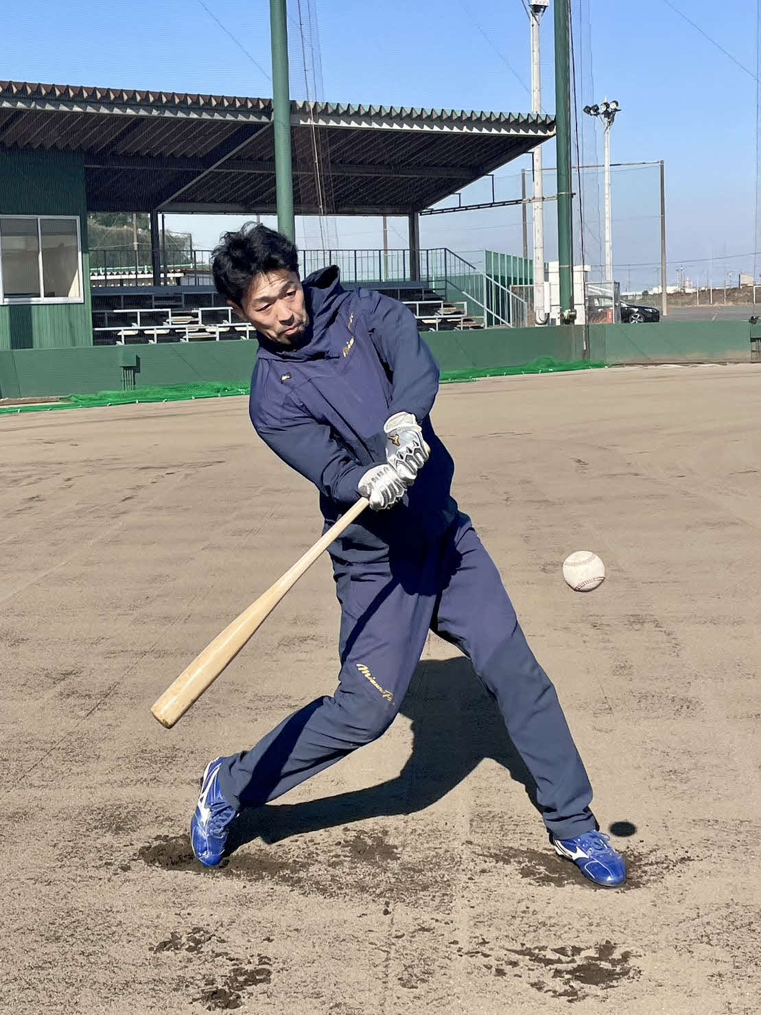 自主トレでティー打撃を行う楽天阿部（球団提供）