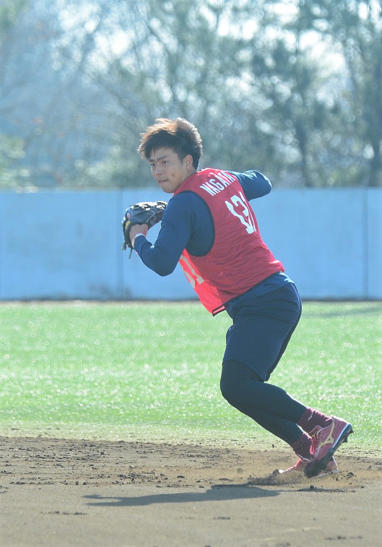 新人合同自主トレで守備練習を行う楽天永田