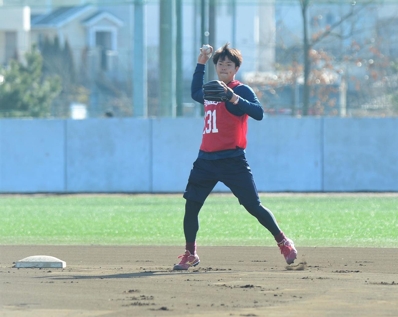 新人合同自主トレで守備練習を行う楽天永田