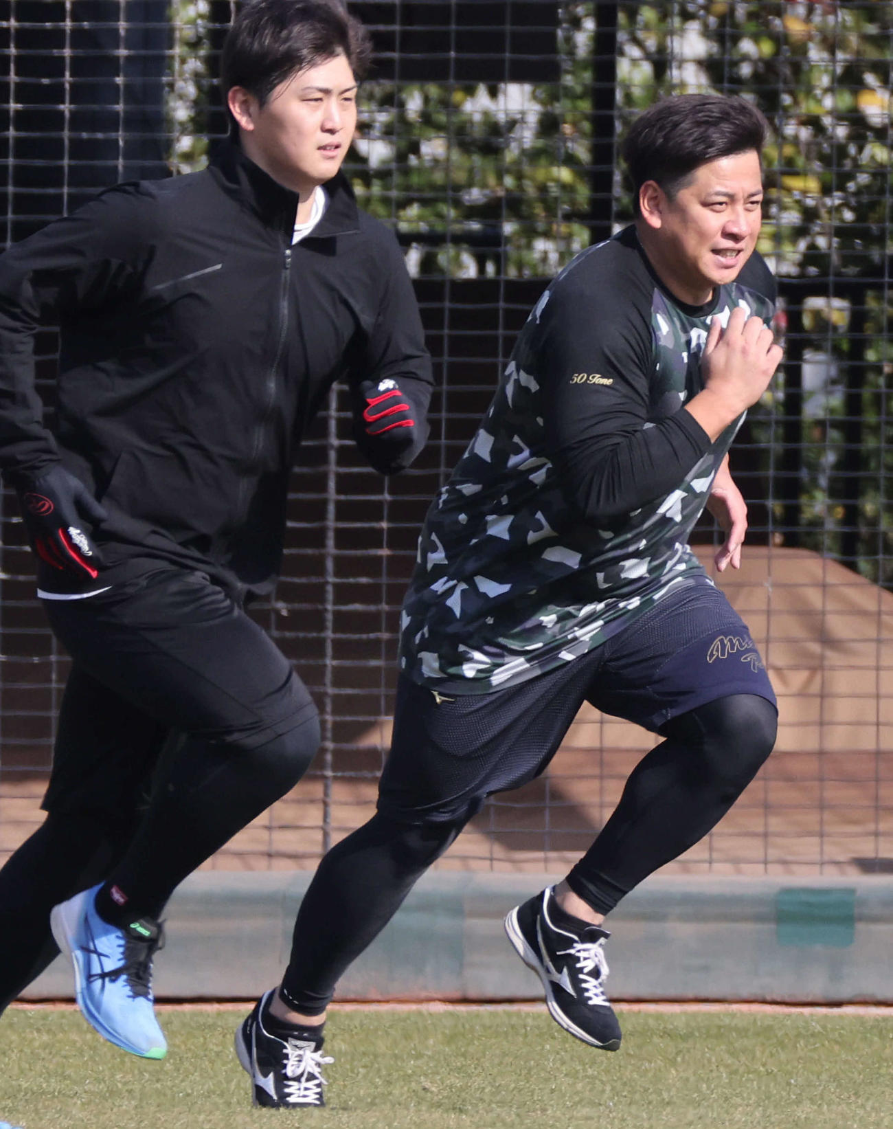 走り込む広島戸根（右）と高橋昂（撮影・加藤孝規）