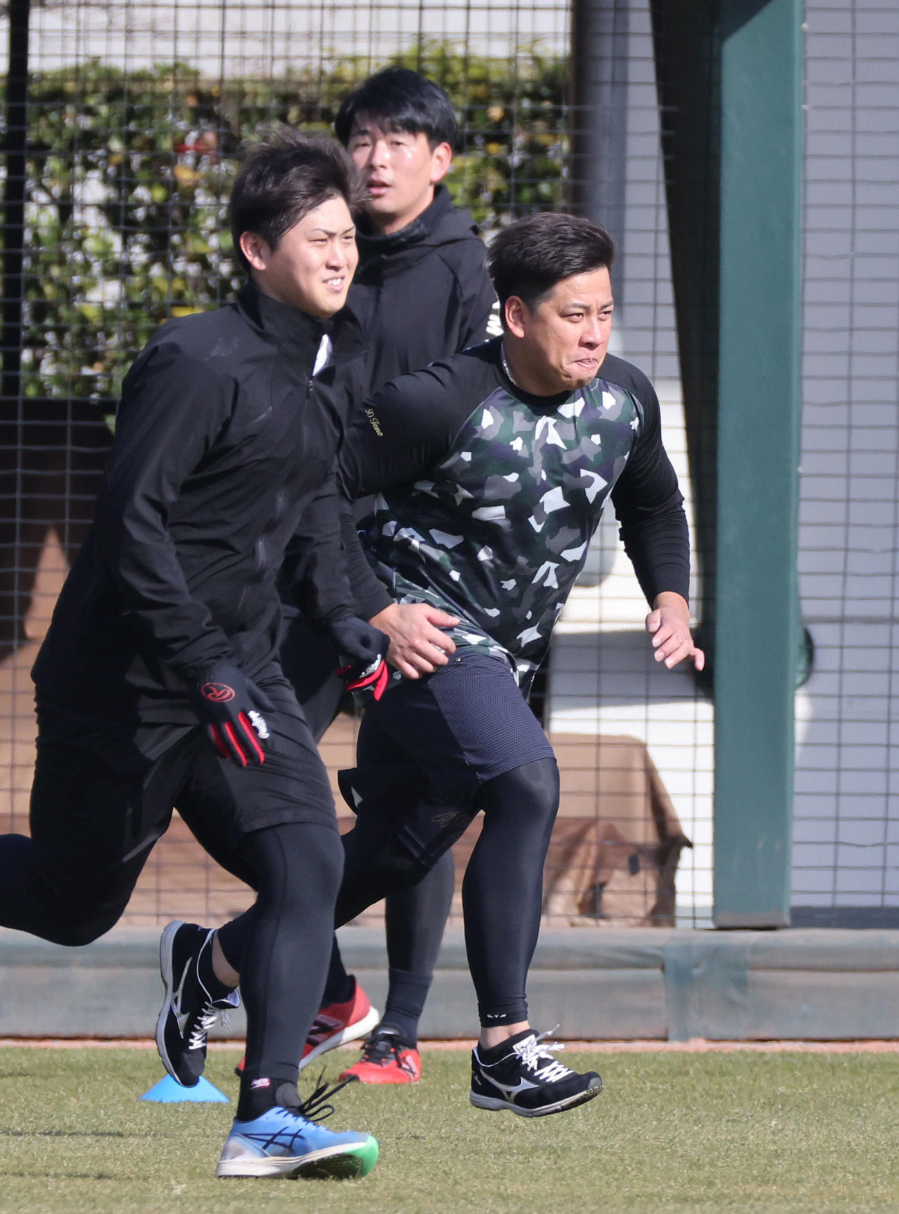 広島合同自主トレに参加し走り込む戸根。左は高橋昂。後方は大瀬良（撮影・加藤孝規）