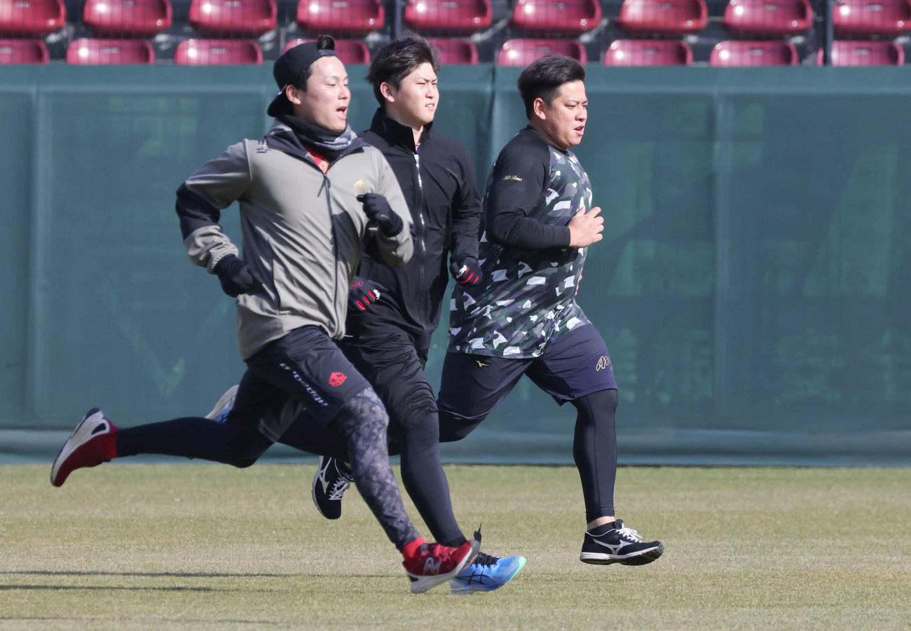 広島合同自主トレ　走り込む戸根。左は栗林。中央は高橋昂（撮影・加藤孝規）