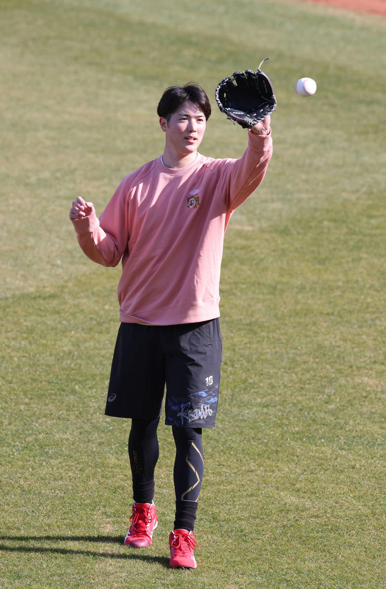 広島合同自主トレ　キャッチボールをする森下（撮影・加藤孝規）