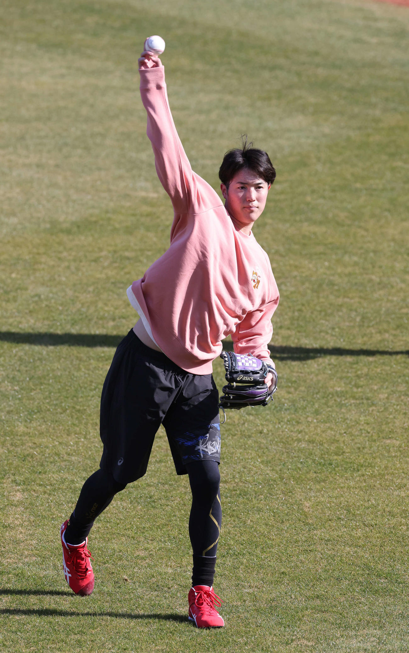 広島合同自主トレ　キャッチボールをする森下（撮影・加藤孝規）