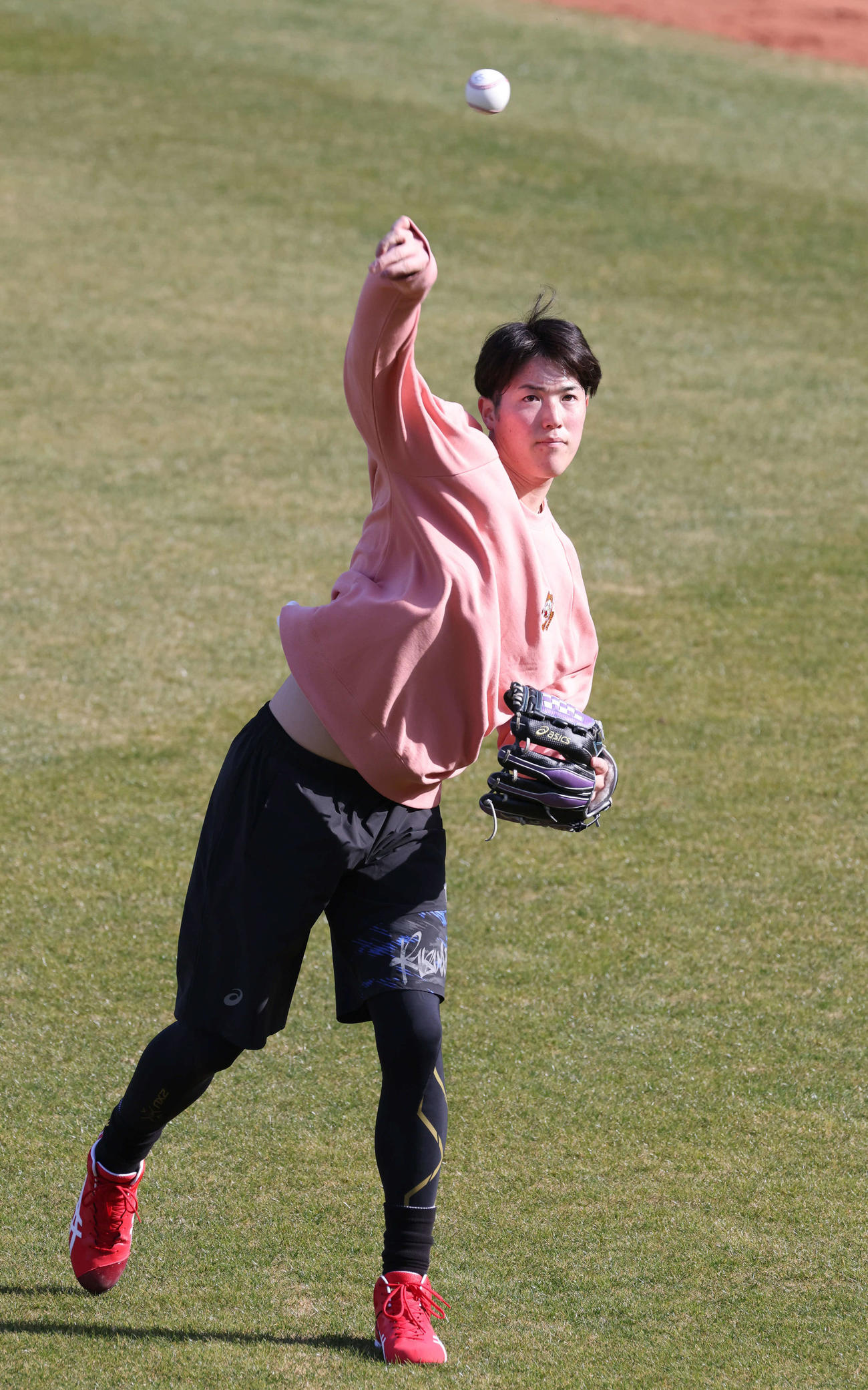 広島合同自主トレ　キャッチボールをする森下（撮影・加藤孝規）