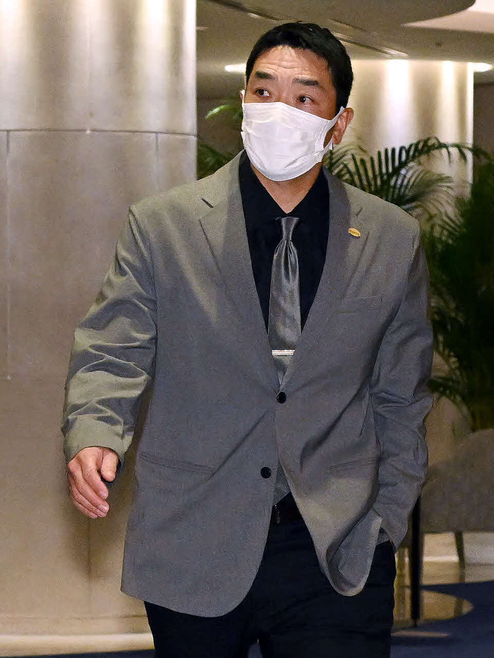 巨人スタッフミーティングの会場に向かう阿部ヘッド兼バッテリーコーチ（撮影・滝沢徹郎）