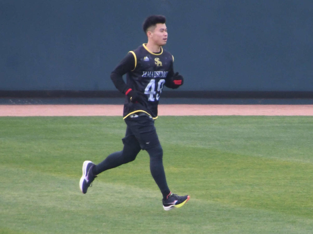 ランニングを行うソフトバンク松本晴（撮影・只松憲）